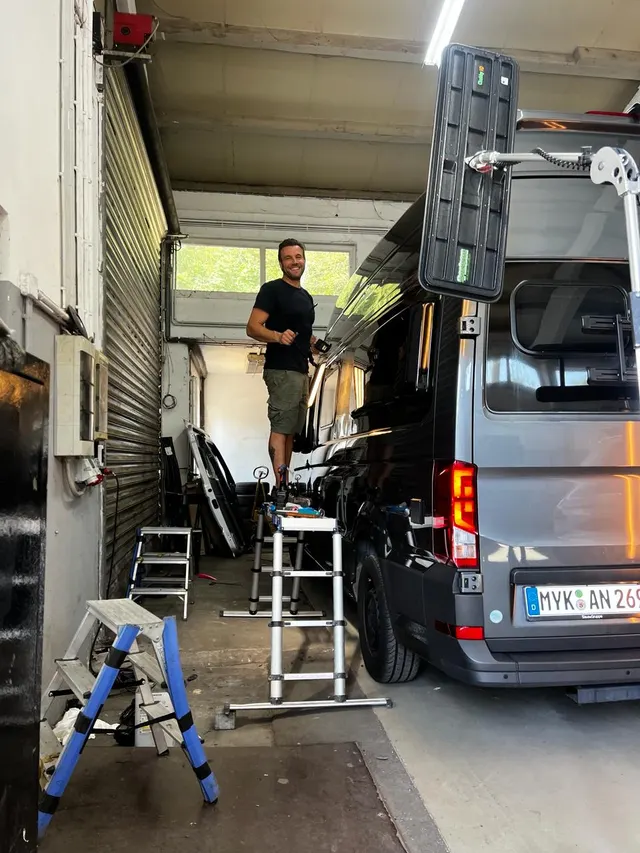 Tobias Bender bei der Dellenreparatur an einem Reisemobil